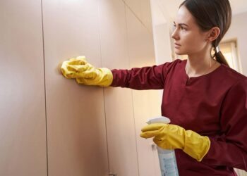 Como limpar guarda-roupa: passo a passo e dicas profissionais